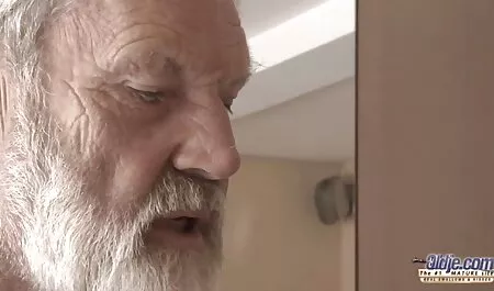 Ragazzi porno nonne casalinghe cattivi che fanno un preludio orale su una spiaggia rocciosa