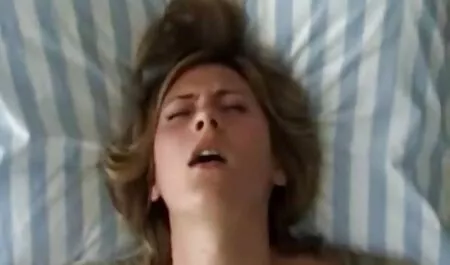 Sexy bionda prende disordinato sborrata in vecchi trombano faccia