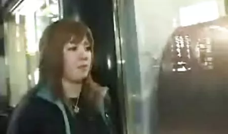 Hot petite babe mostra la sua figa stretta davanti alla telecamera video vecchie porno