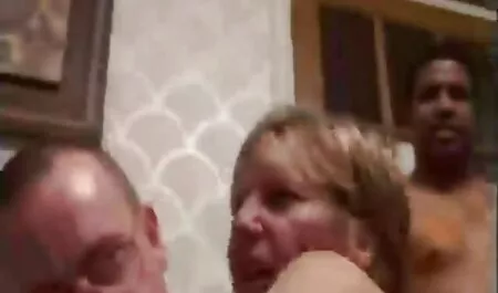 Sexy adolescente porno vecchi e giovani con tette piccole è pronto per voi