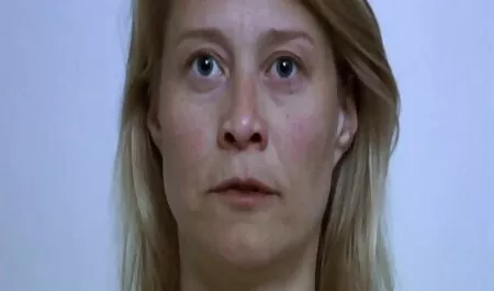 Bianco delinquente catturato video hard di vecchie mangiare il suo sperma