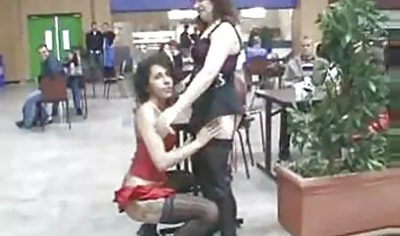 Splendida ragazza bionda si masturba giocattolo nonne troie porno la sua figa davanti alla telecamera