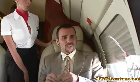 Divertimento video porno vecchi porci con le dita e la figa per le brune tettone