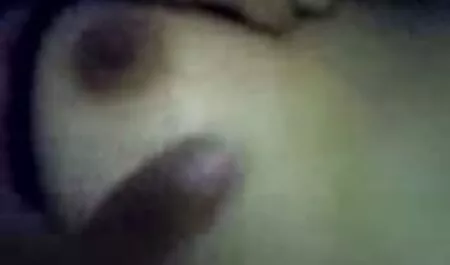 Twink succhia il cazzo del suo ragazzo in sesso con vecchi porno POV video
