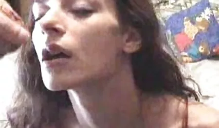 Giovane coppia di fumo gay succhia il cazzo e film porno uomini vecchi si accoppia duro