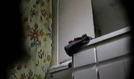 Miina lecca giovani con vecchi porno cazzi e li mette tra le gambe