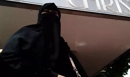 Bruna con video vecchie puttane enormi tette naturali in posa davanti alla webcam