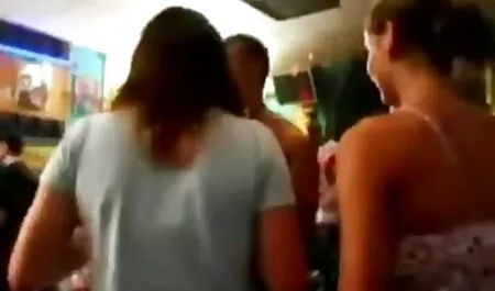Giovane bionda fa un pompino veloce in auto + ingoia sperma vecchi scopano con ragazze