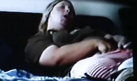 Slut bionda donne vecchie troie si masturba con la figa in video amatoriale in video amatoriale