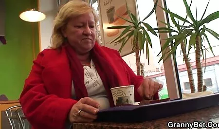 Asiatica mostra le sue natiche e si masturba! film porno vecchie nonne