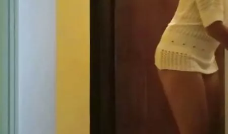 Sunny e Holly si masturbano la figa vecchi scopano ragazze