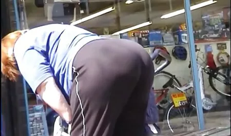 Giovane legato hunk lavora video sesso anziani la sua bocca patetica e Boo