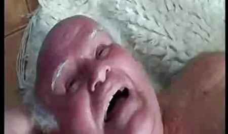 Giovane ragazza succhia video porno anziani e scopa in video amatoriale