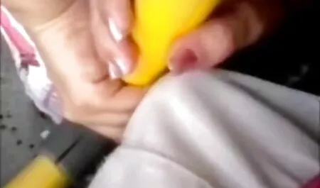 Sottomesso ragazza sculaccia se stessa e Dee nonne tettone troie in video amatoriale