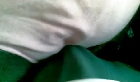 Tatuato bionda con enormi grandi tette in posa film porno di vecchi
