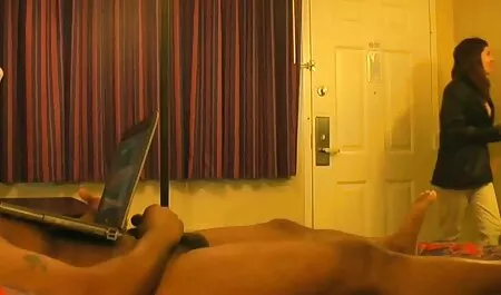 Mai si masturba dopo aver esposto le tette molto vecchie inculate