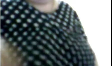 Black Freak porno vecchi e ragazze gag saliva su tutta la sua enorme t-shirt