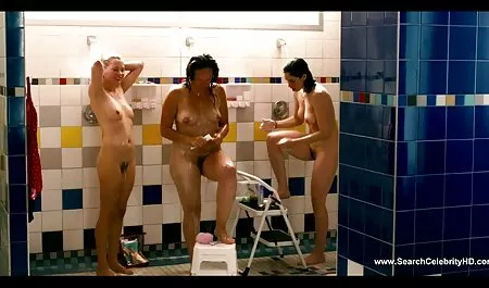 Coppia calda porno vecchie violentate baciare e fare l'amore in piscina