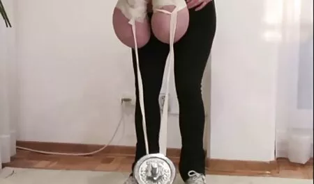 Sophie mostra i vecchi porci video porno suoi talenti anali
