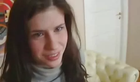 Lingerie ladyboy primo piano masturbandosi il suo nonne maiale gratis cazzo